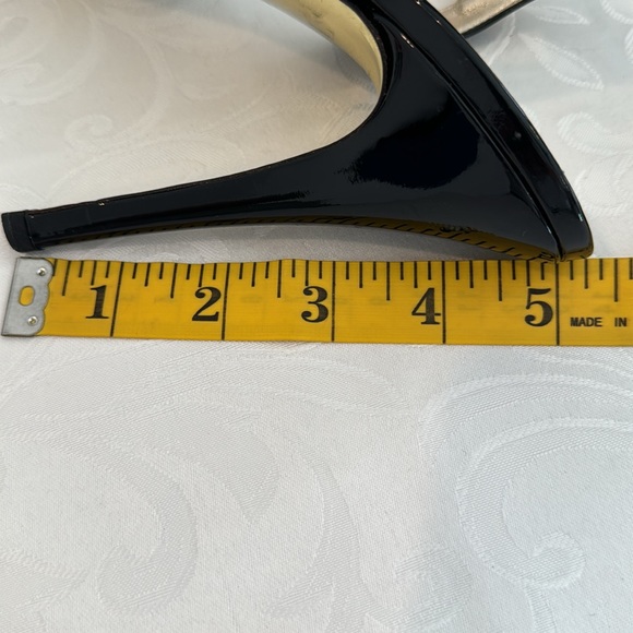 Valentino Garavani Black & Yellow Patent Leather Sandal. EU 39.5. - Picture 11 of 11